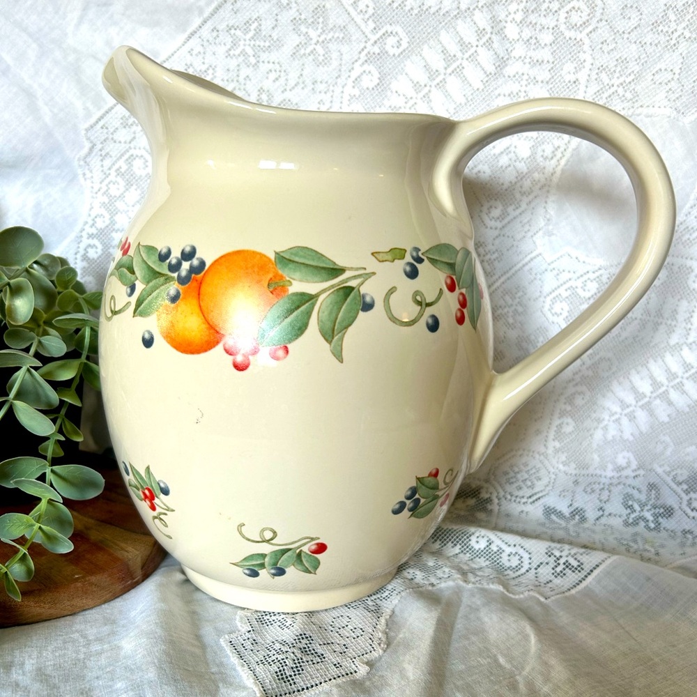 Vintage Jay Import Co Callaway Ivy Fruit 64 Oz Pitcher, beautiful!